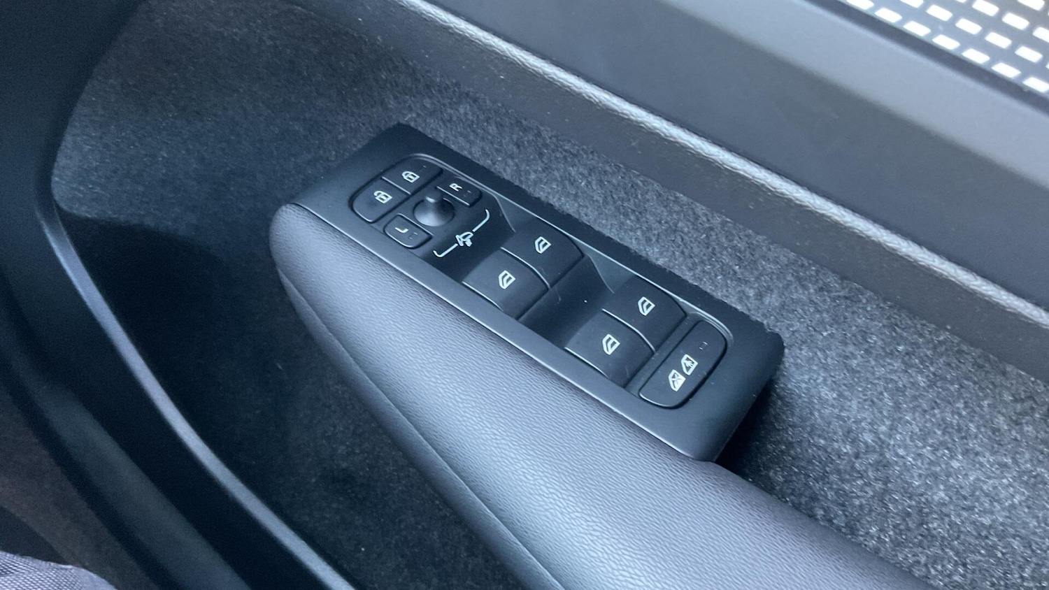 Used Volvo XC40 2025 for sale - 76824626: Photo 25