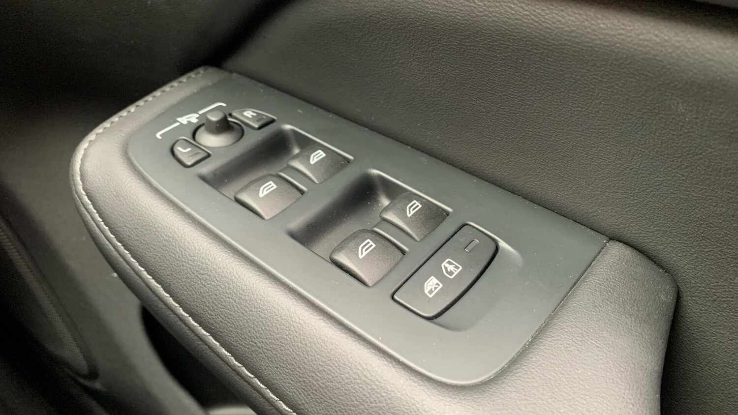 Used Volvo V60 2024 for sale - 76337261: Photo 25