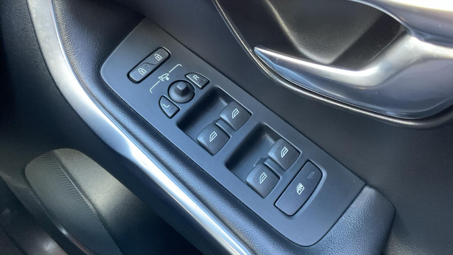 Used Volvo V40 2017 for sale - 77839570: Photo 24