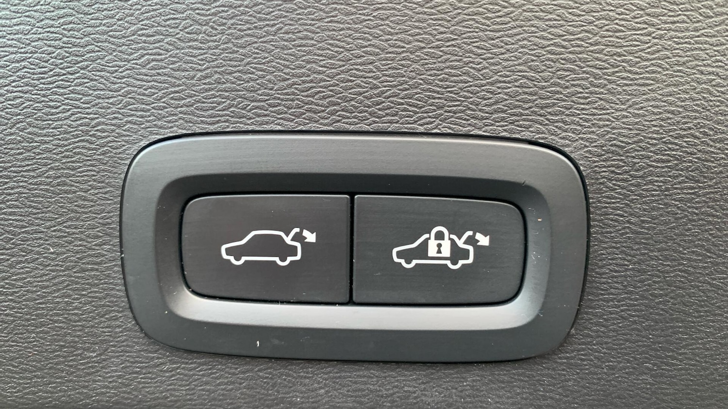 Used Volvo XC40 2023 for sale - 77202559: Photo 35