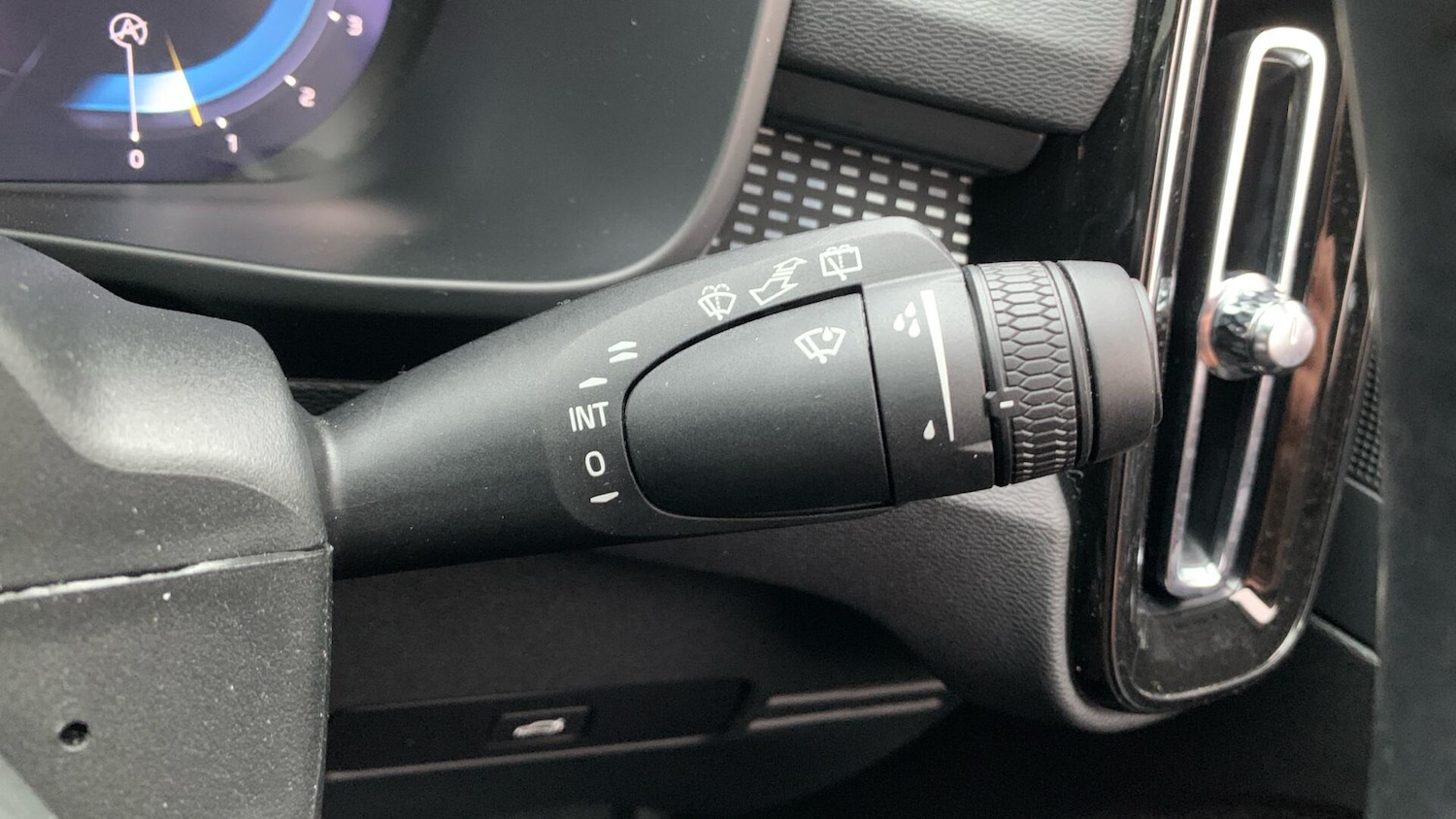 Used Volvo XC40 2024 for sale - 76432728: Photo 24