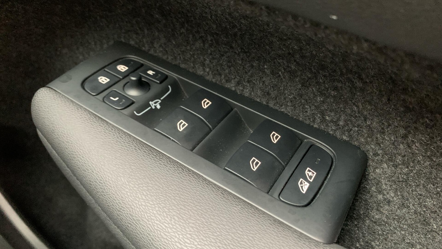 Used Volvo XC40 2024 for sale - 76432728: Photo 25