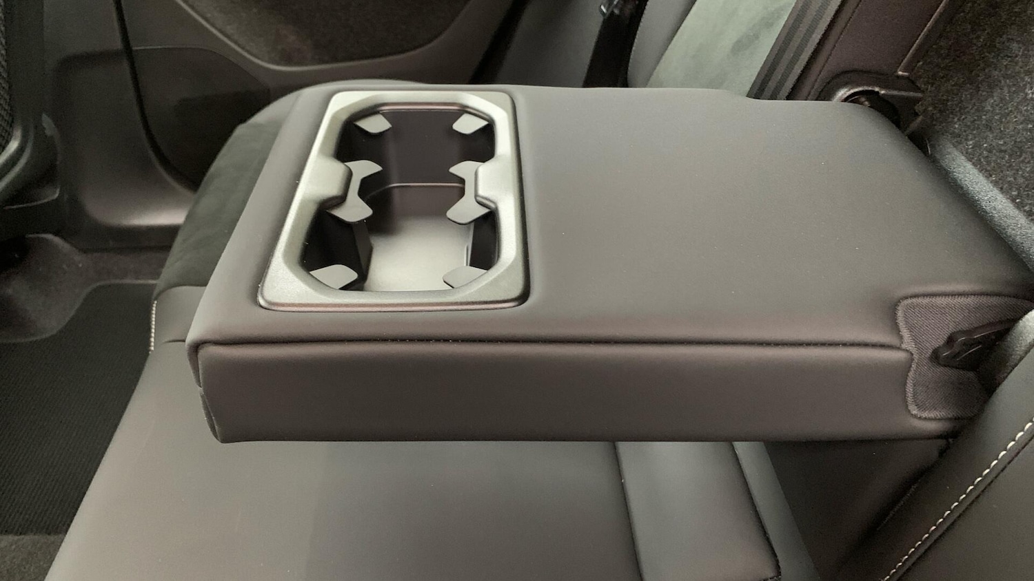 Used Volvo XC40 2024 for sale - 76432728: Photo 35