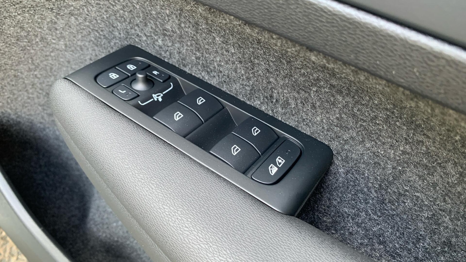 Used Volvo XC40 2025 for sale - 76337906: Photo 25