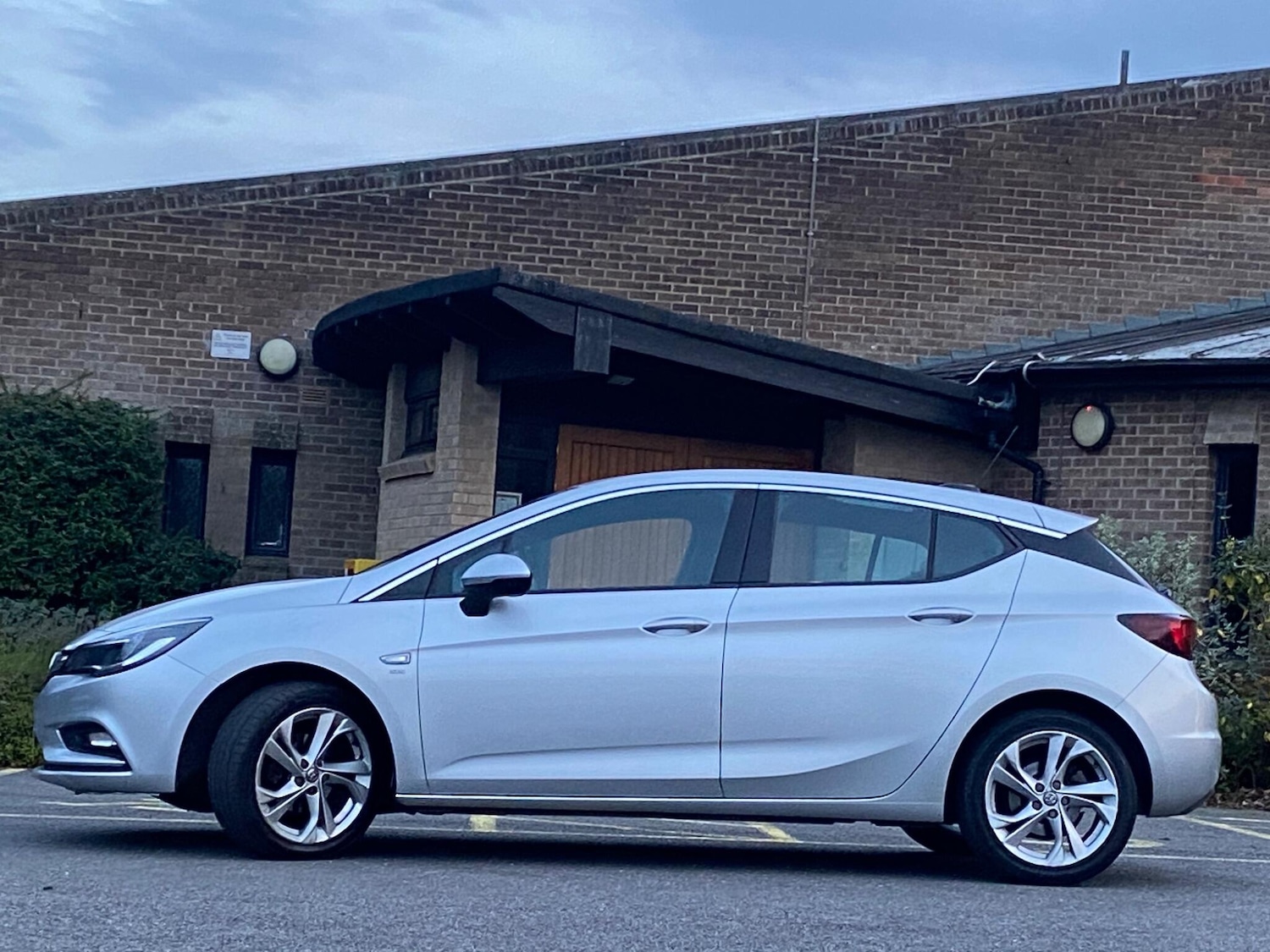 Used Vauxhall Astra 2017 for sale - 78019950: Photo 2