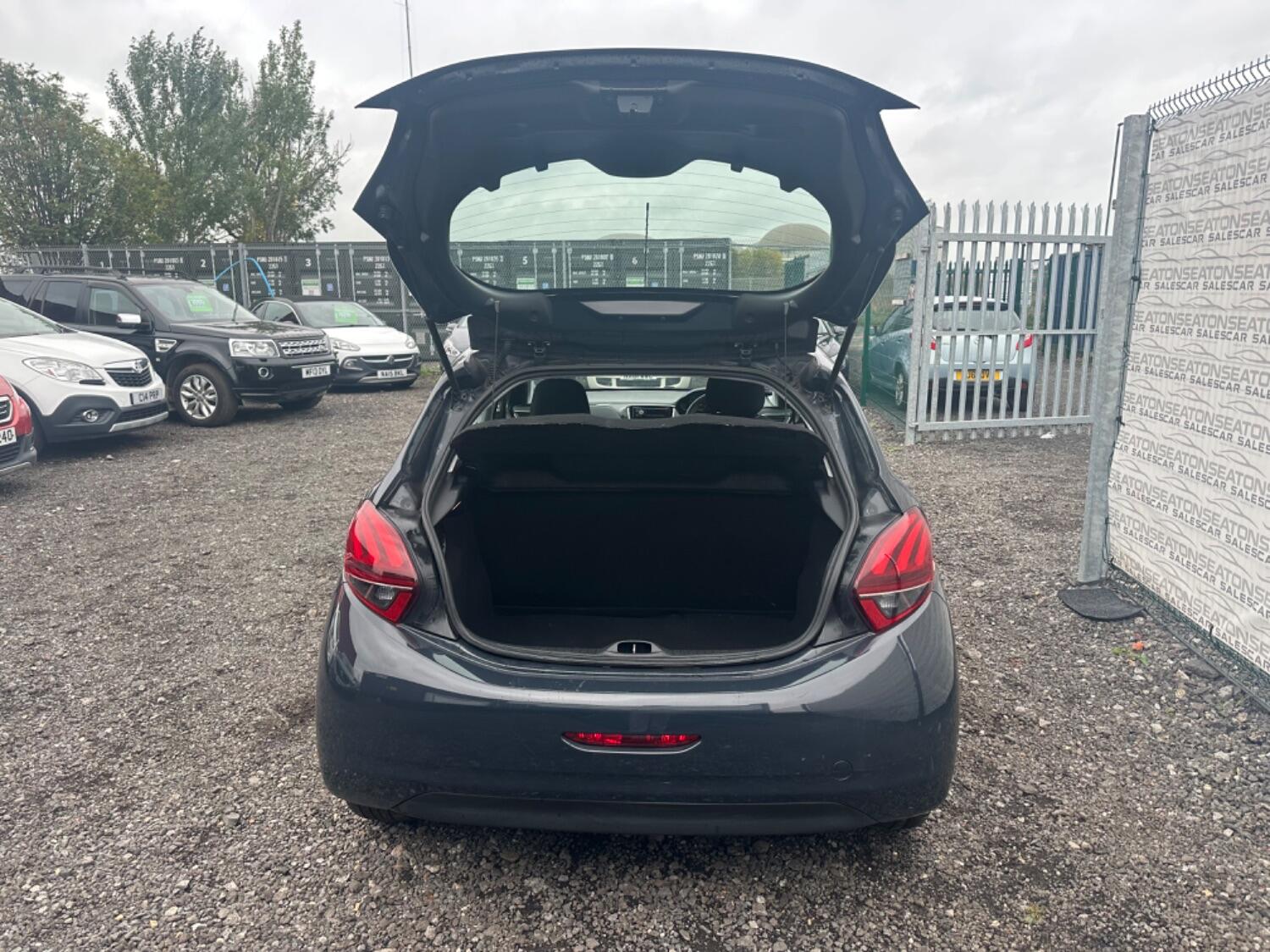 Used Peugeot 208 2017 for sale - 76769394: Photo 8