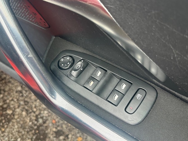 Used Peugeot 2008 2015 for sale - 76164517: Photo 15