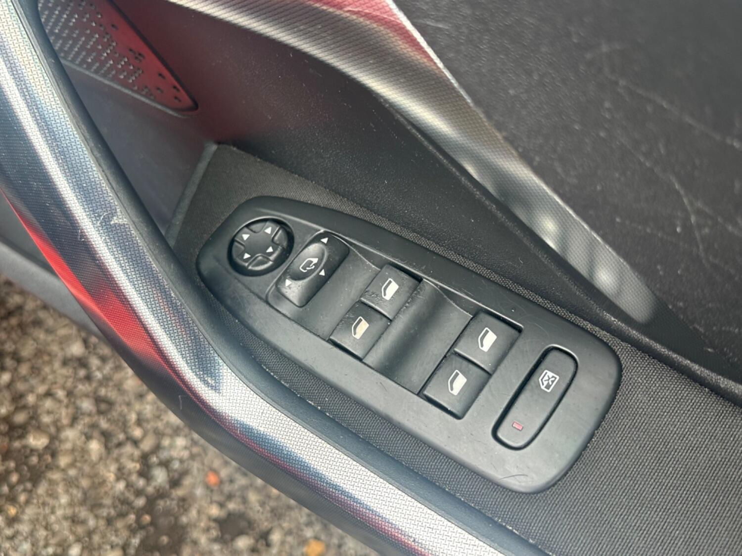 Used Peugeot 2008 2015 for sale - 76553950: Photo 15