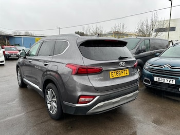 Used Hyundai Santa Fe 2018 for sale - 77702903: Photo