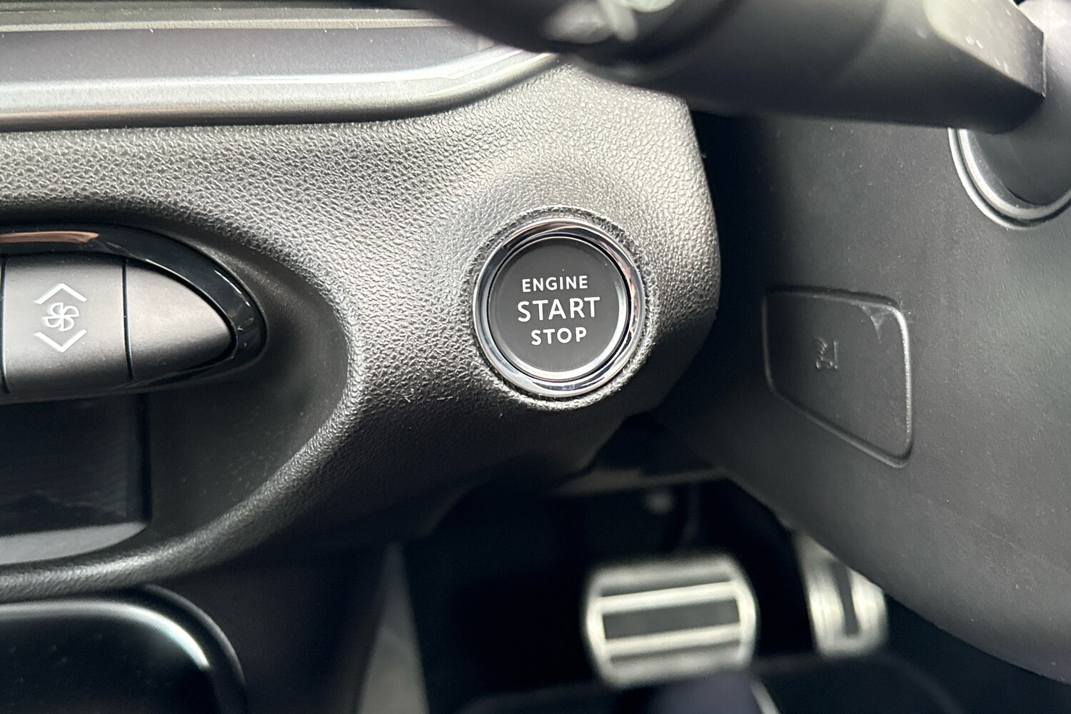 Used Abarth 600e 2025 for sale - 76680242: Photo 17