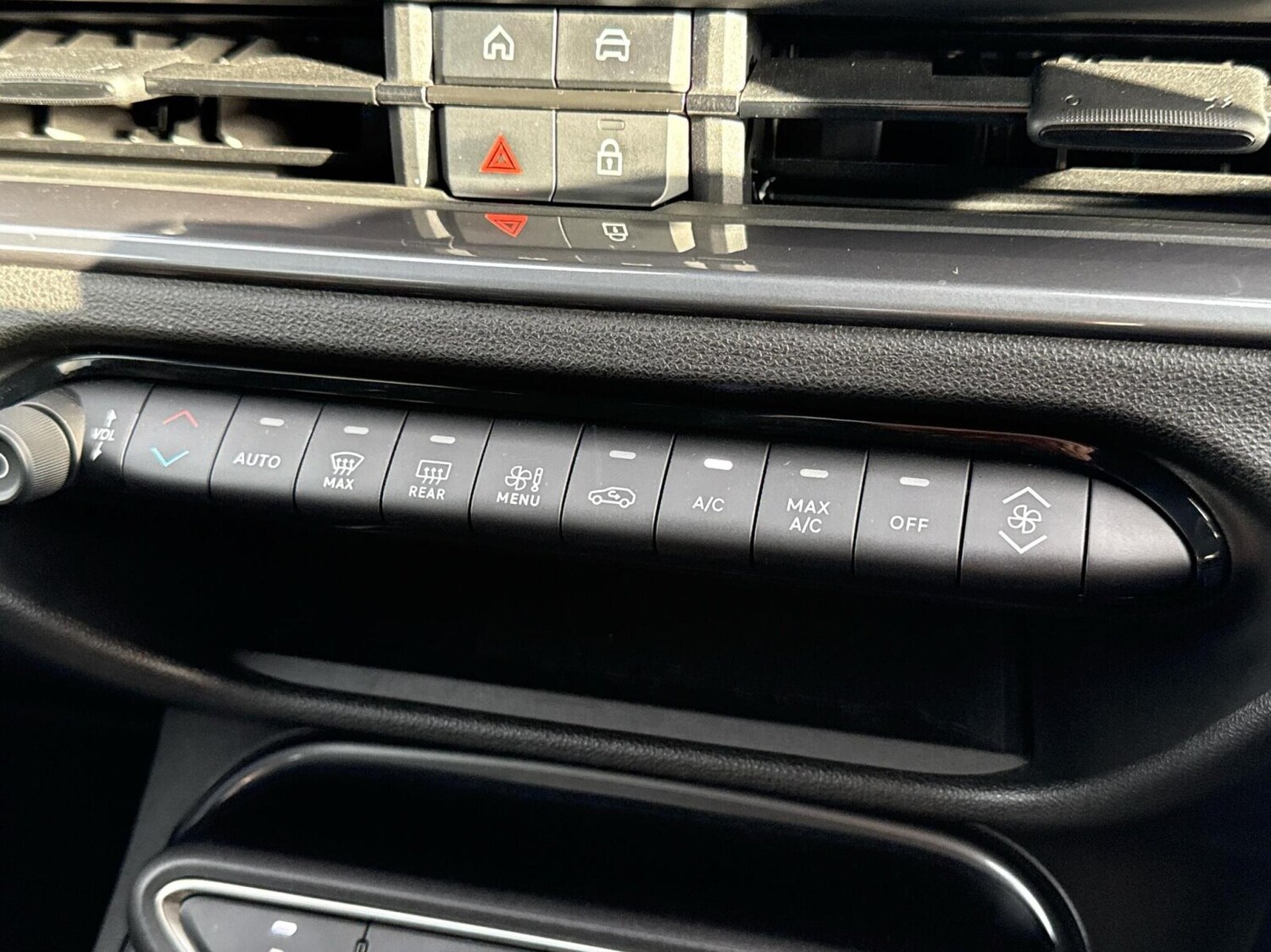 Used Abarth 600e 2025 for sale - 76680242: Photo 24