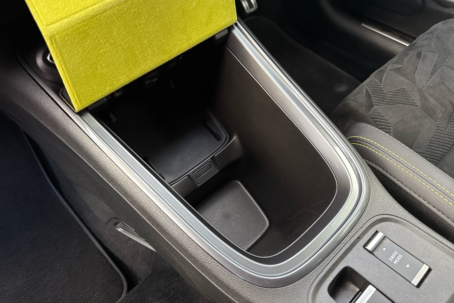 Used Abarth 600e 2025 for sale - 76680242: Photo 9