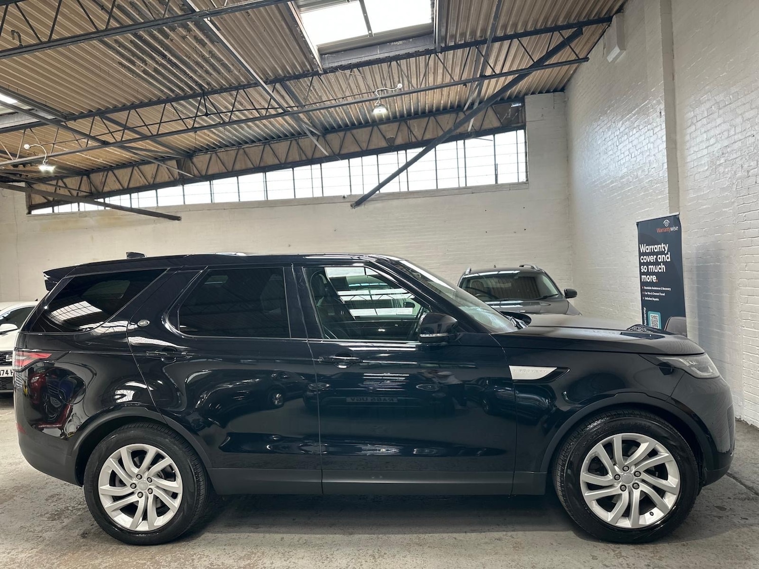 Used Land Rover Discovery 2017 for sale - 77140450: Photo 2