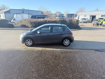 Used Peugeot 208 2015 for sale - 76897216: Photo