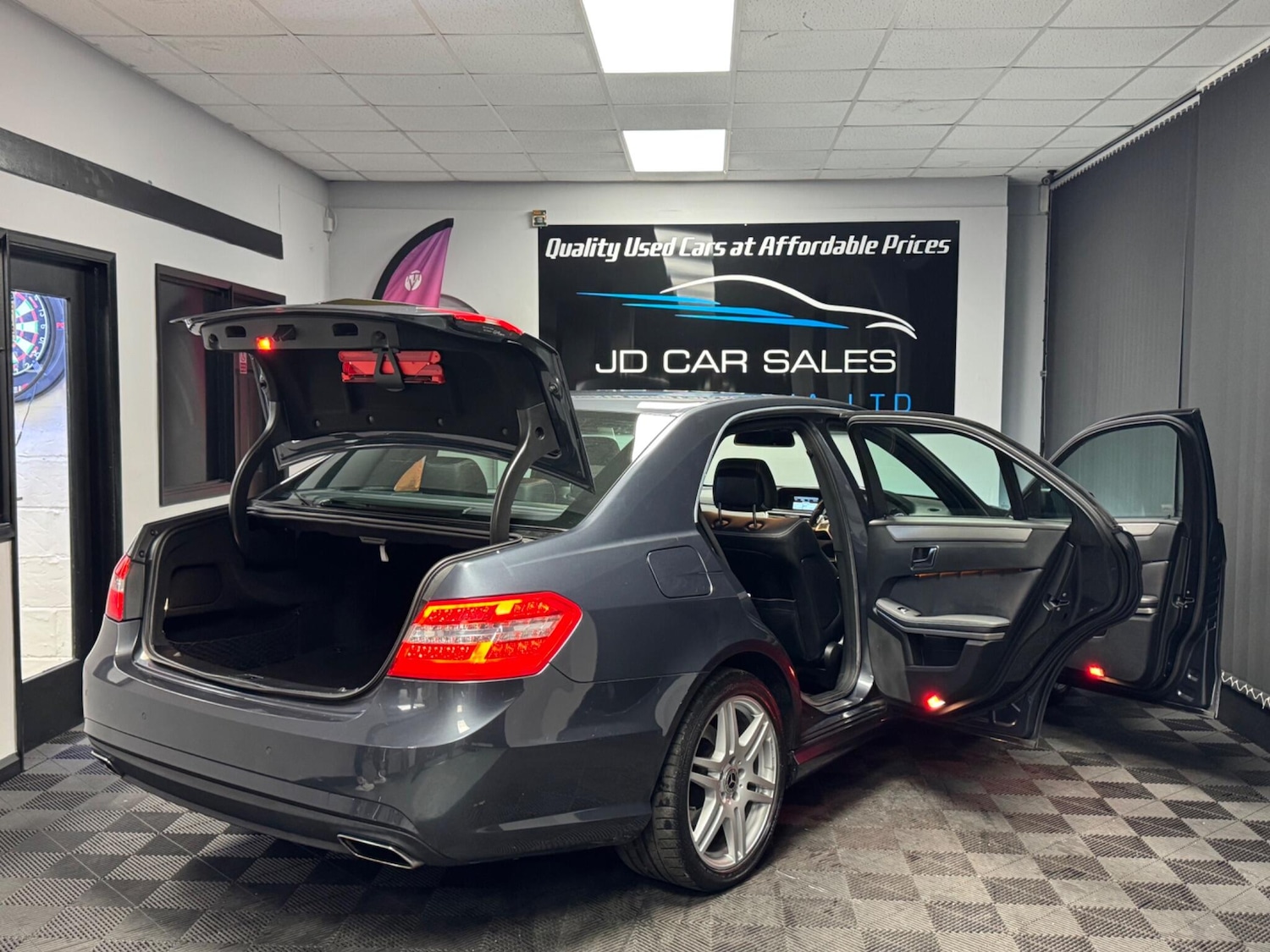 Used Mercedes-Benz E Class 2013 for sale - 76592473: Photo 11