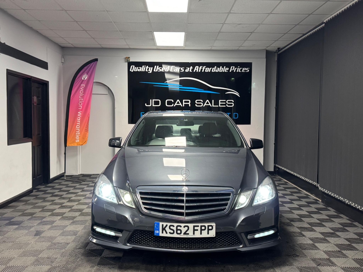 Used Mercedes-Benz E Class 2013 for sale - 76592473: Photo 2