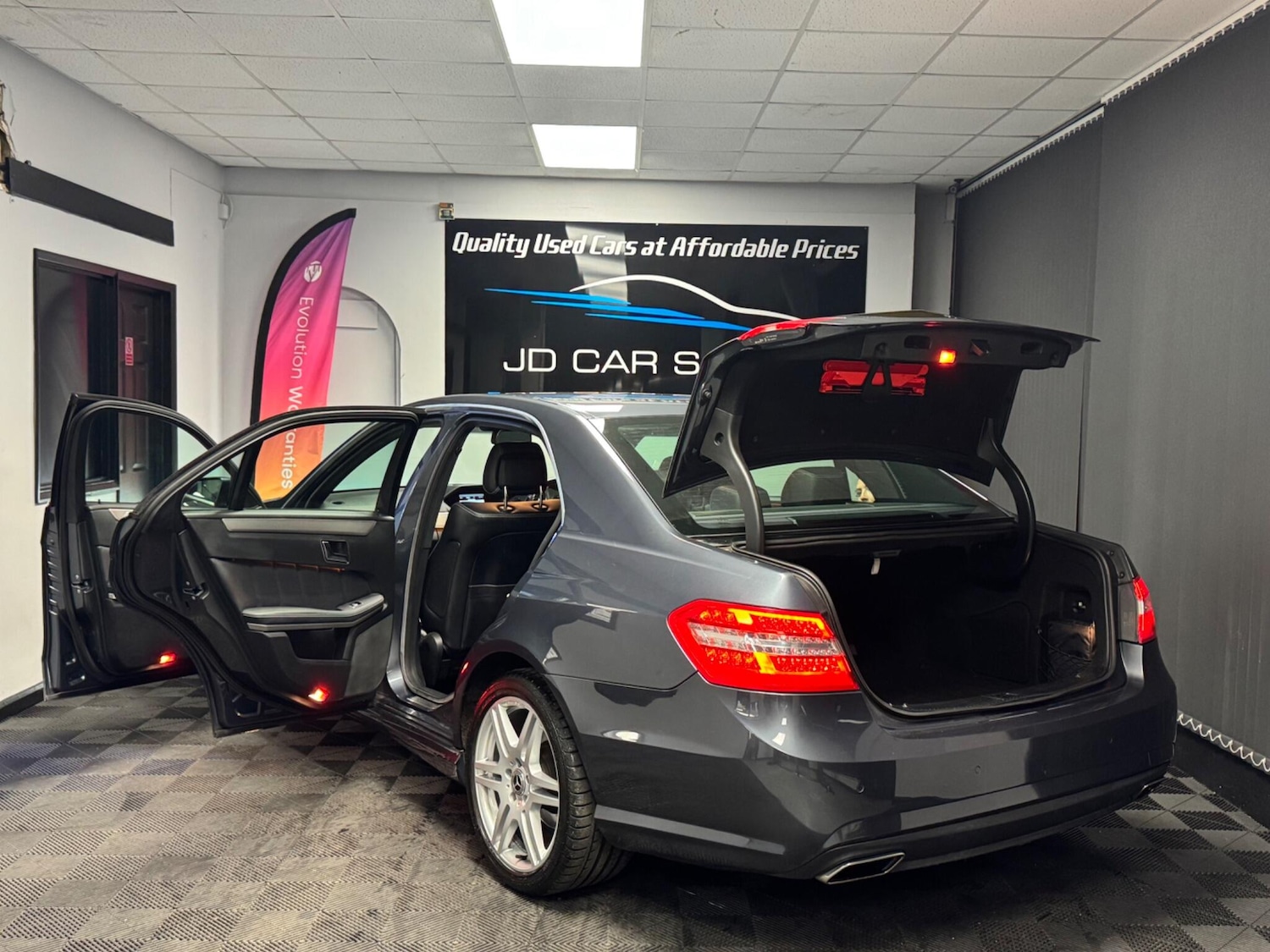 Used Mercedes-Benz E Class 2013 for sale - 76592473: Photo 7