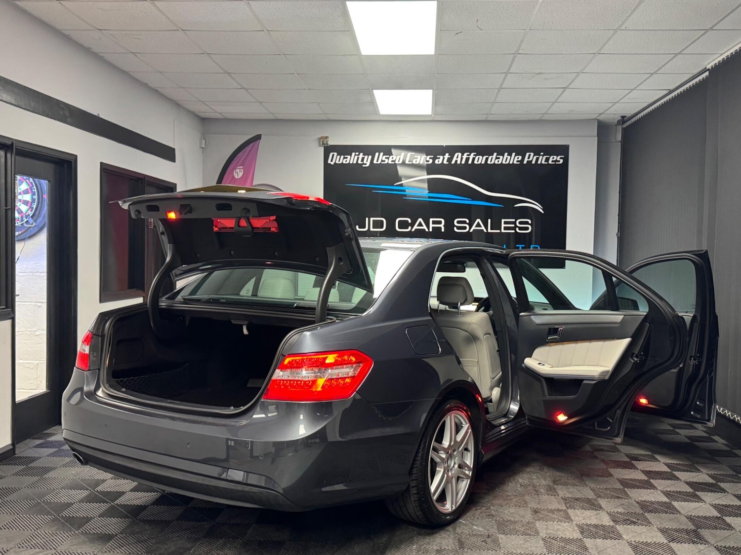 Used Mercedes-Benz E Class 2010 for sale - 76484872: Photo 13