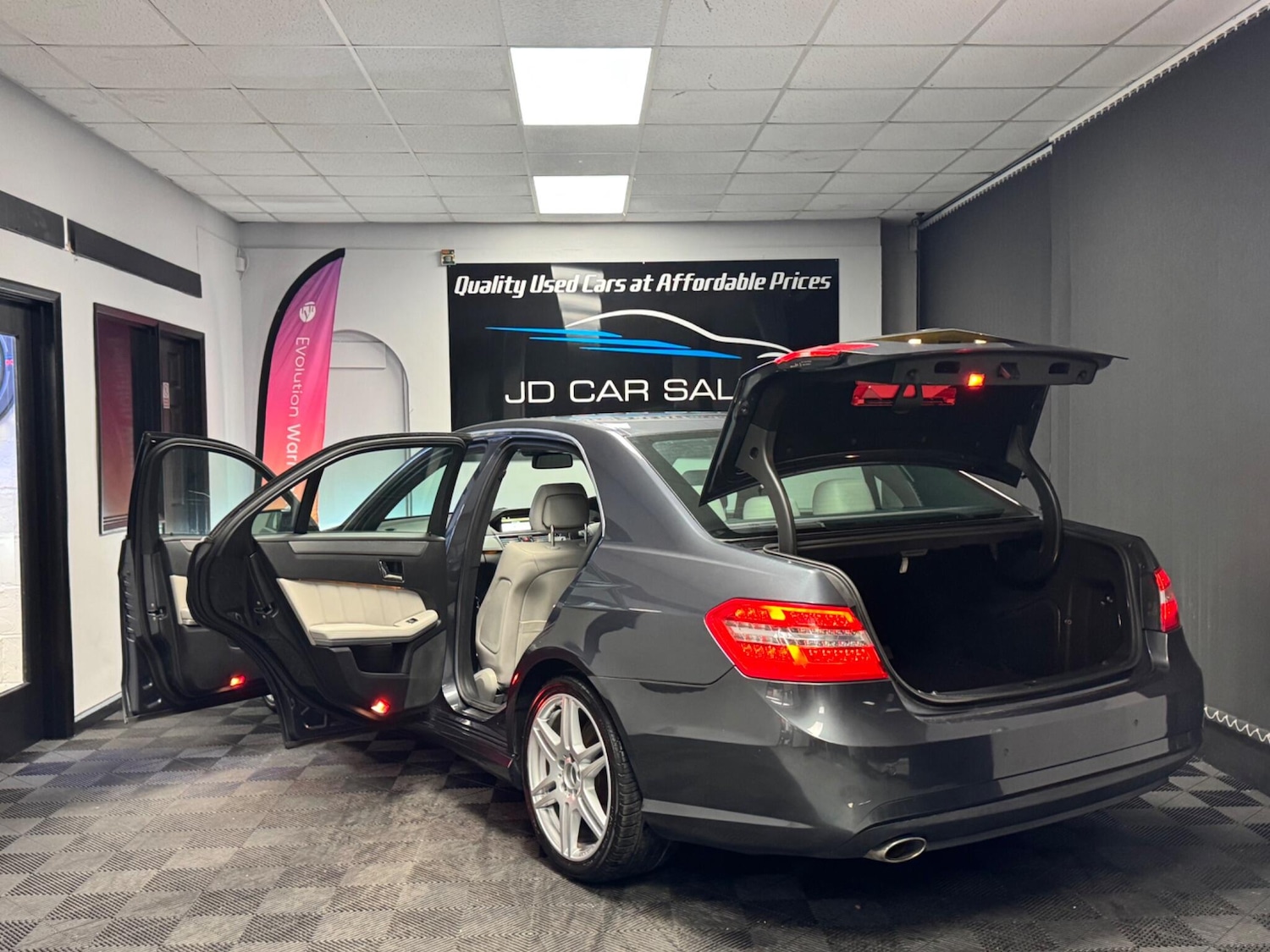 Used Mercedes-Benz E Class 2010 for sale - 76484872: Photo 9