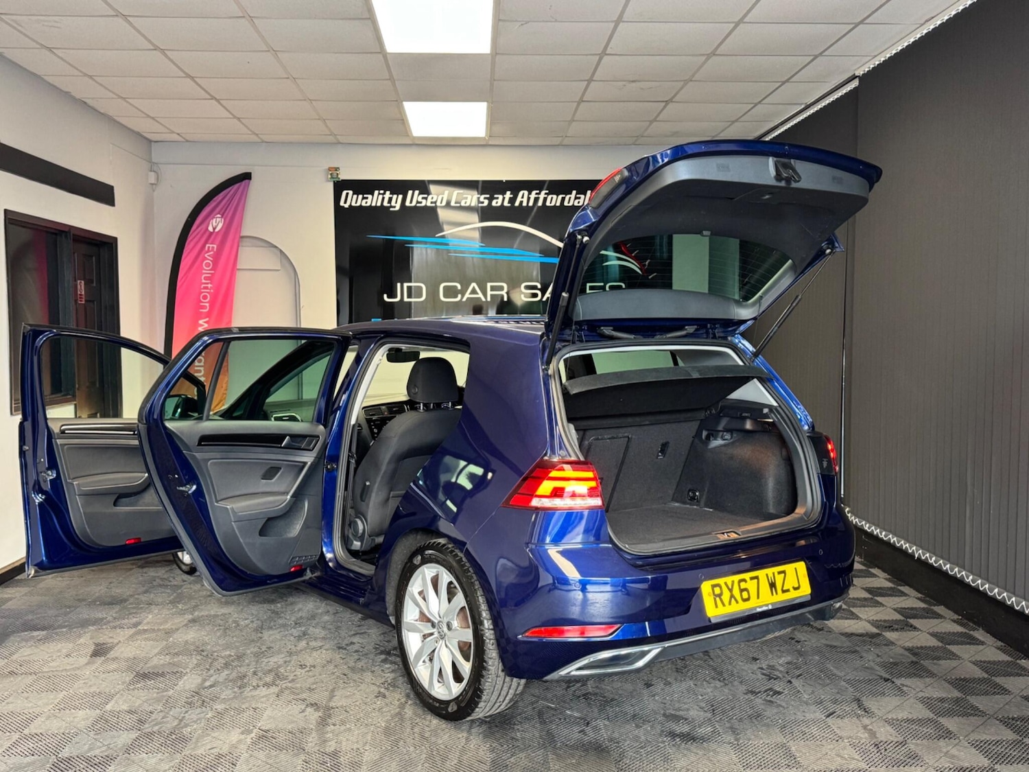 Used Volkswagen Golf 2017 for sale - 76592042: Photo 9