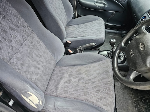 Used Ford Escort 2001 for sale - 75667565: Photo 8