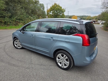 Used Peugeot 5008 2010 for sale - 76332004: Photo