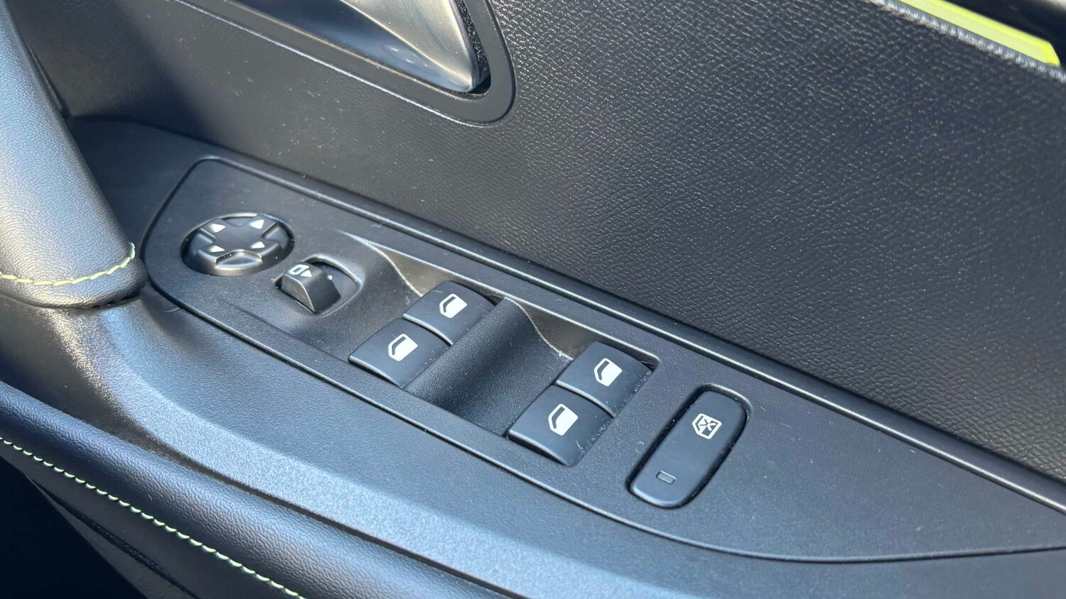 Used Peugeot 2008 2024 for sale - 77859109: Photo 17