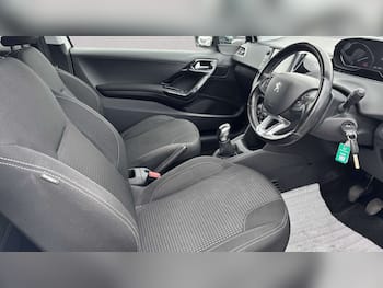Used Peugeot 208 2015 for sale - 79851589: Photo