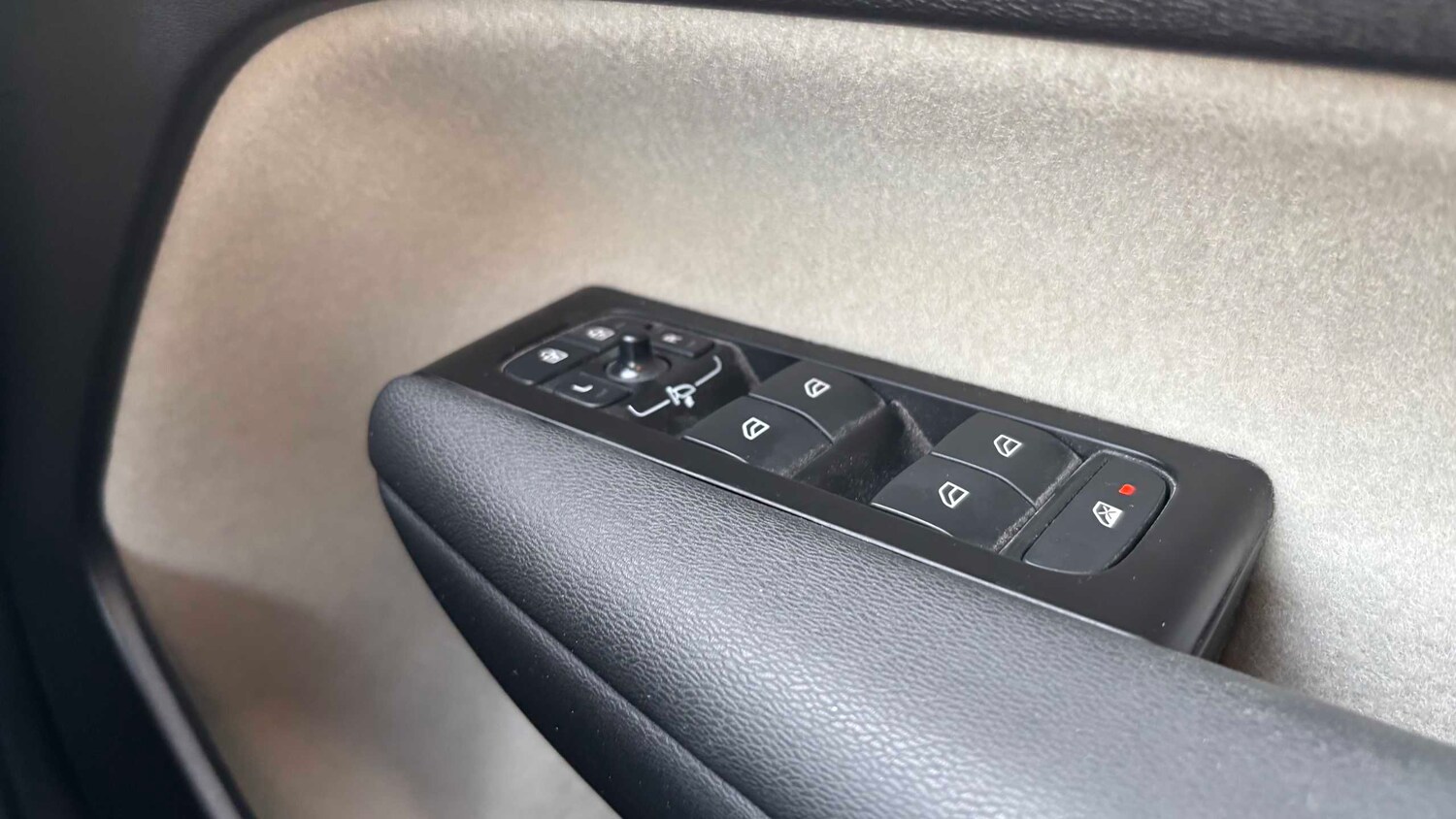 Used Volvo XC40 for sale - 77861195: Photo 18