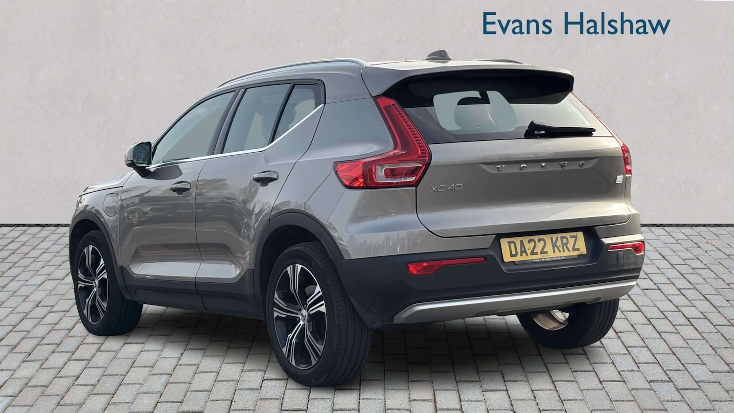 Used Volvo XC40 for sale - 77861195: Photo 2