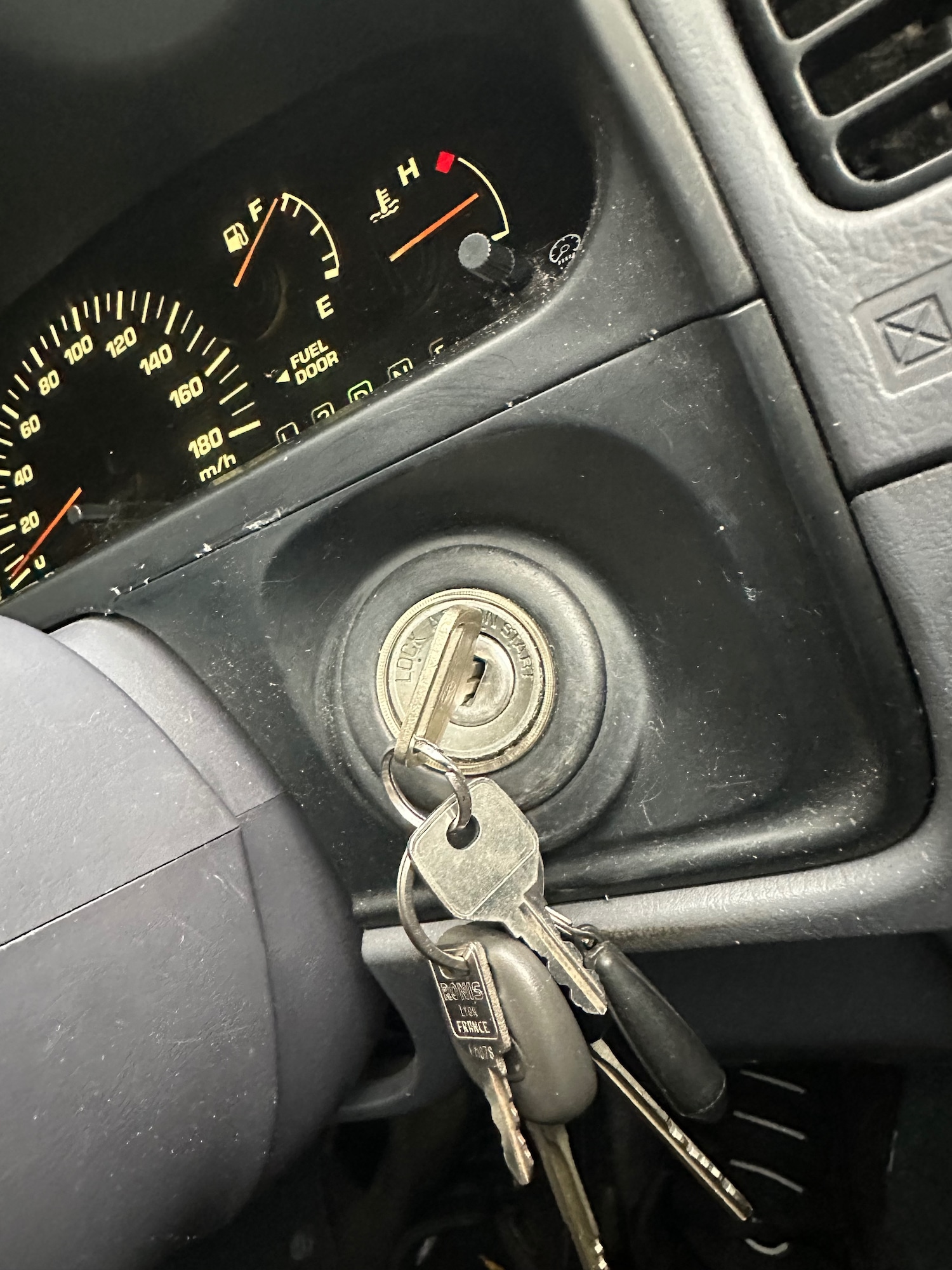 Used Toyota Hilux 1999 for sale - 76174399: Photo 17