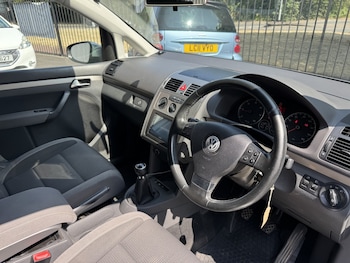 Used Volkswagen Touran 2010 for sale - 79277701: Photo