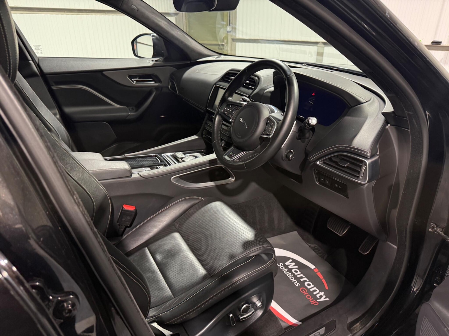 Used Jaguar F-Pace 2018 for sale - 76728240: Photo 2