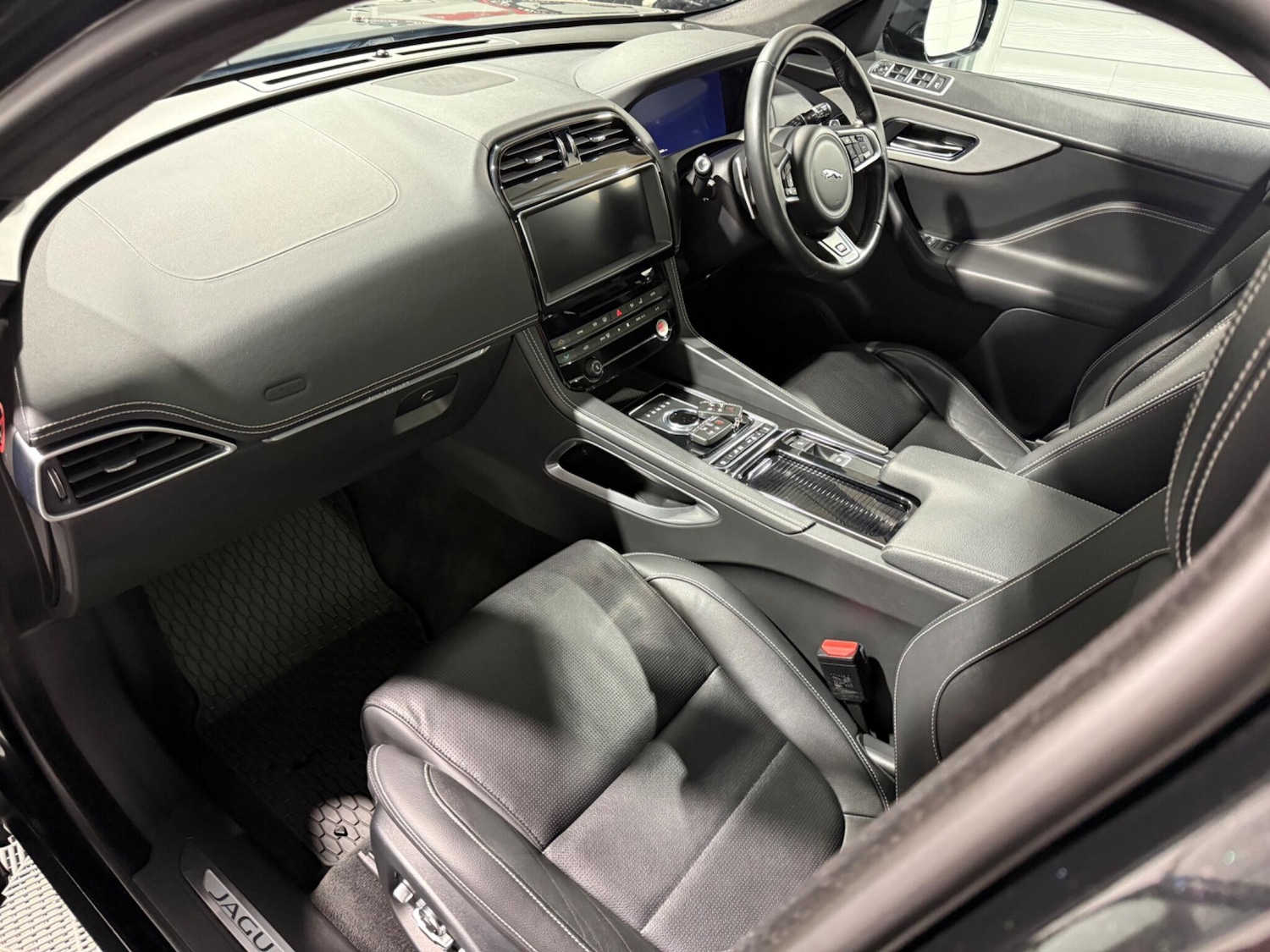 Used Jaguar F-Pace 2018 for sale - 76728240: Photo 3