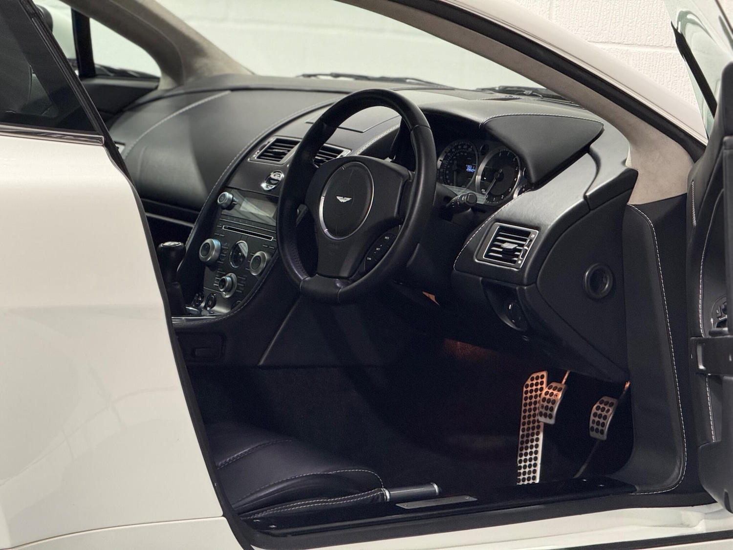 Used Aston Martin Vantage 2012 for sale - 76988591: Photo 2