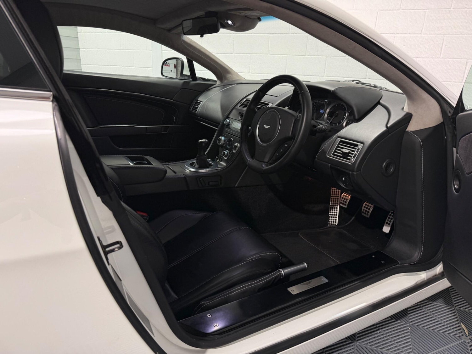 Used Aston Martin Vantage 2012 for sale - 76988591: Photo 50