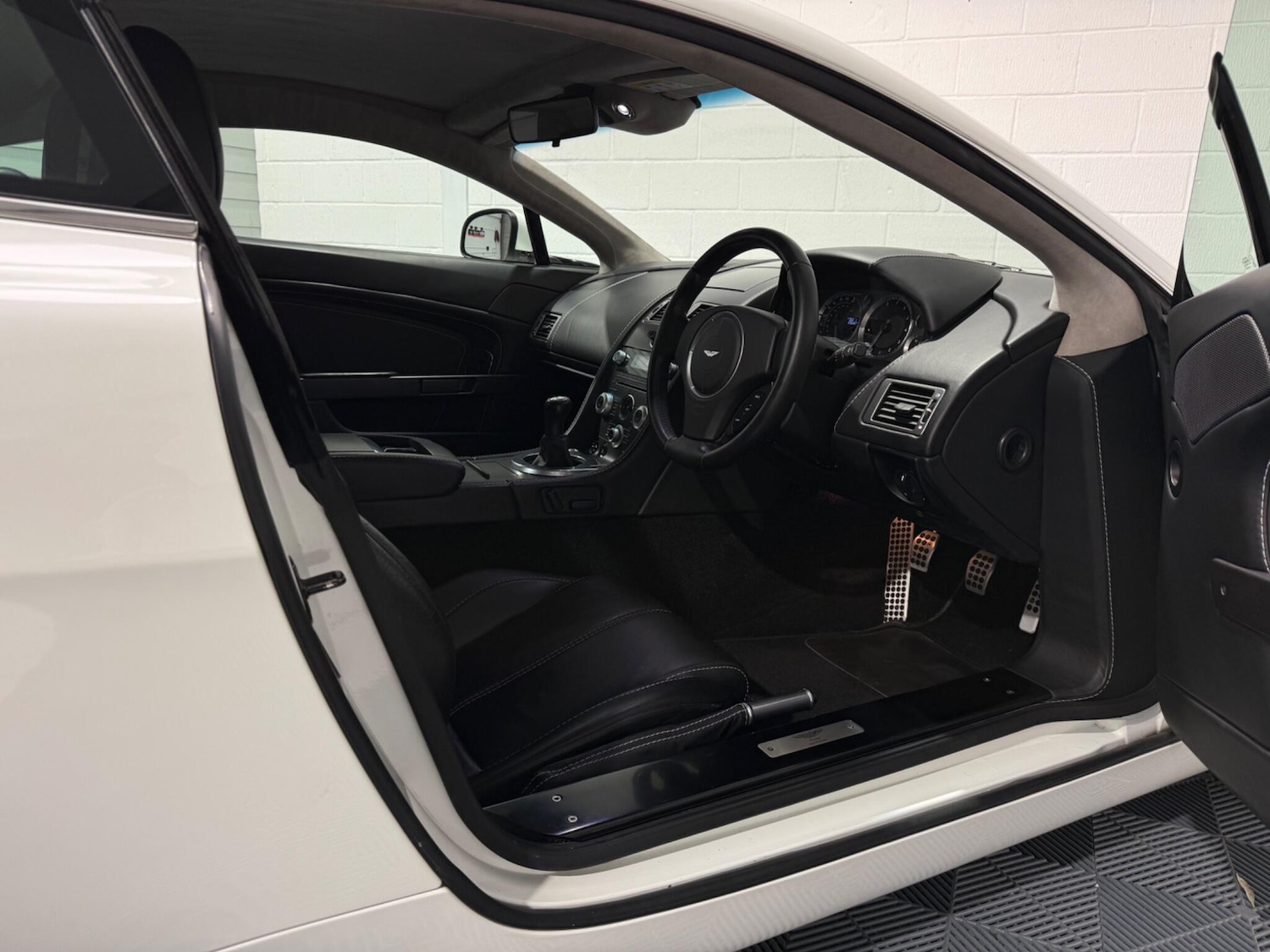 Used Aston Martin Vantage 2012 for sale - 76988591: Photo 51