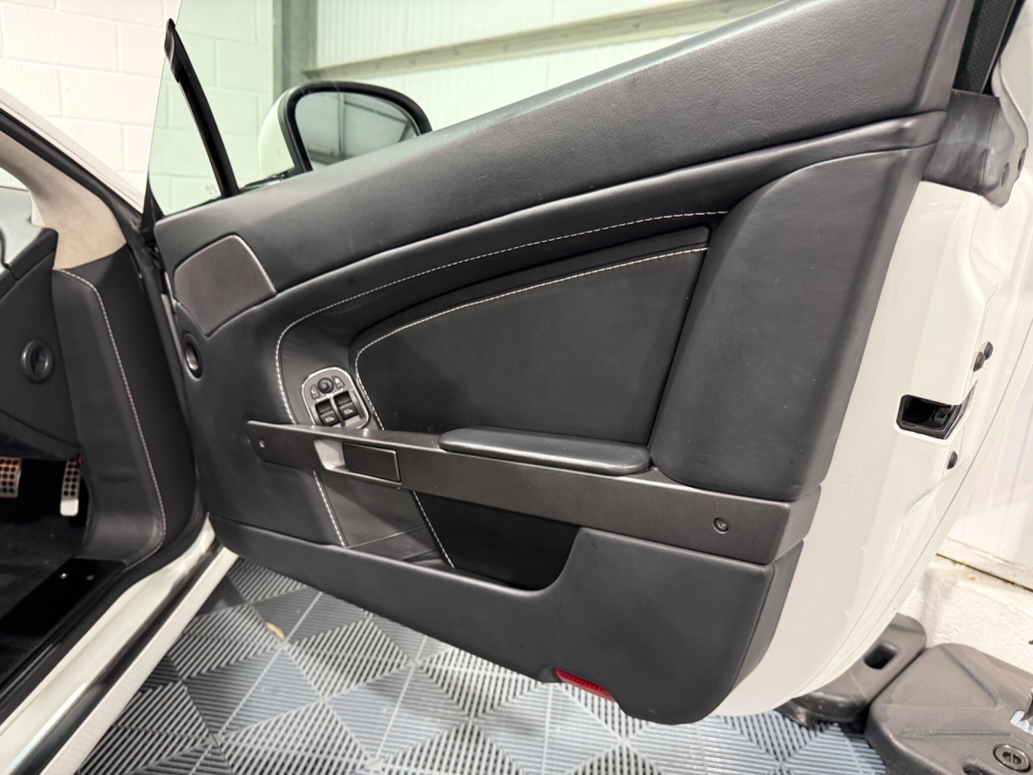 Used Aston Martin Vantage 2012 for sale - 76988591: Photo 54