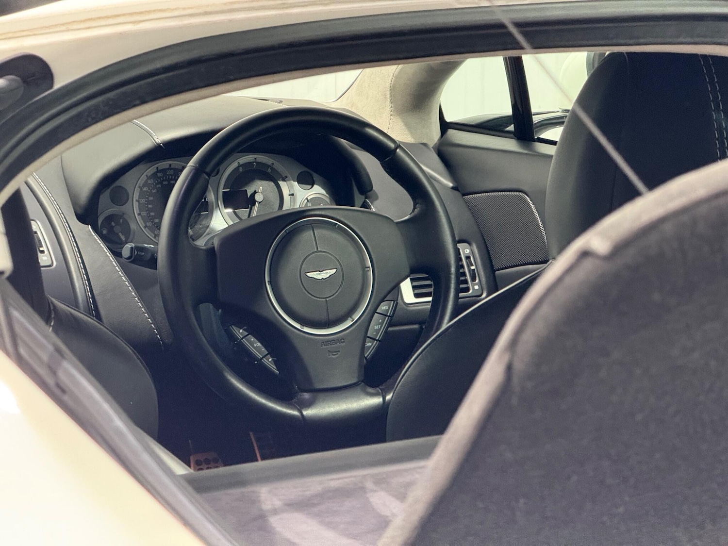 Used Aston Martin Vantage 2012 for sale - 76988591: Photo 73