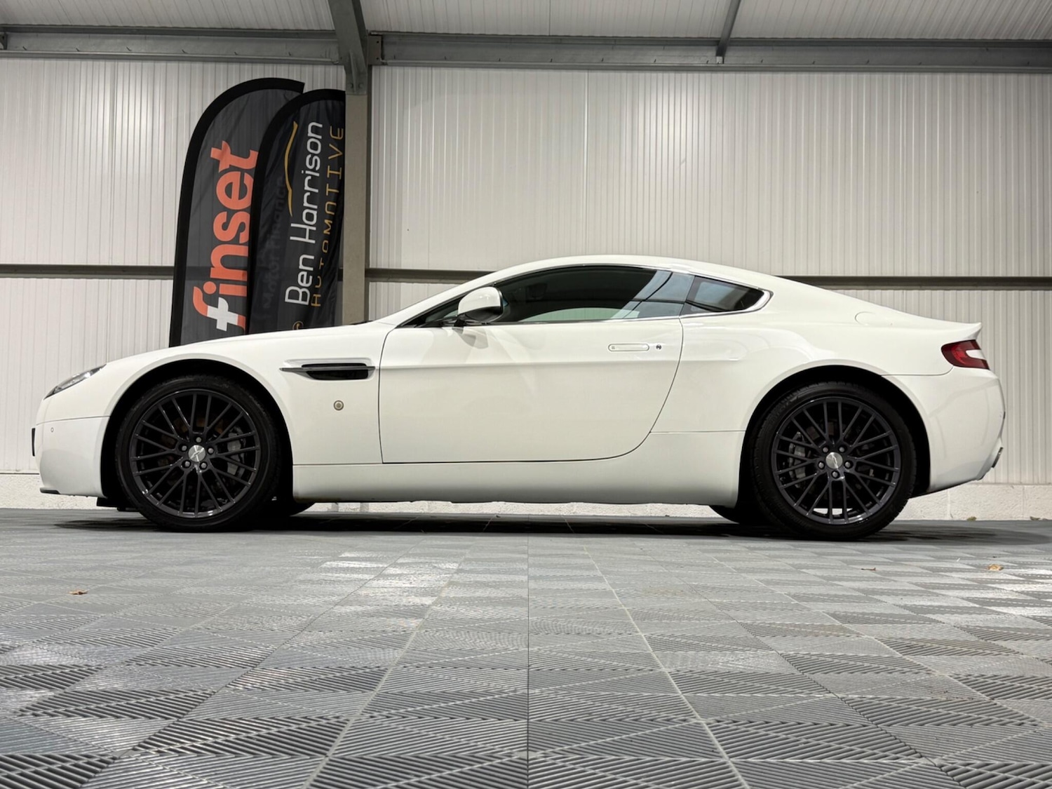 Used Aston Martin Vantage 2012 for sale - 76988591: Photo 82