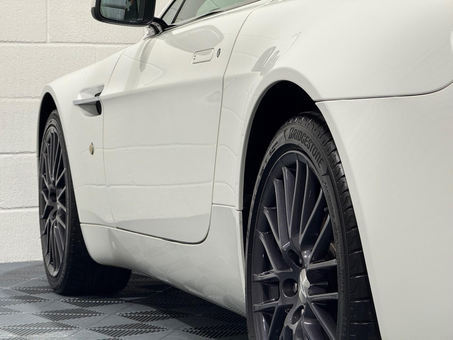 Used Aston Martin Vantage 2012 for sale - 76988591: Photo 84