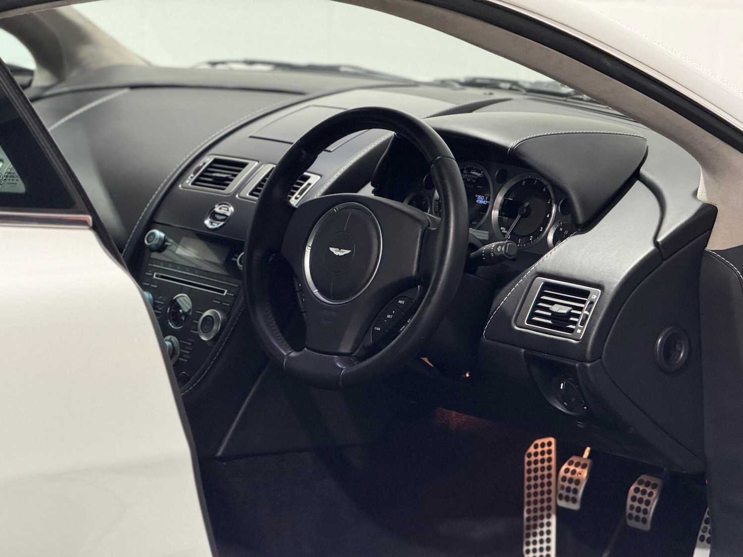 Used Aston Martin Vantage 2012 for sale - 76988591: Photo 92