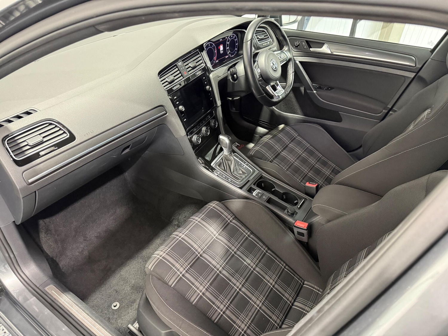 Used Volkswagen Golf 2017 for sale - 76942357: Photo 2