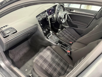 Used Volkswagen Golf 2017 for sale - 76942357: Photo