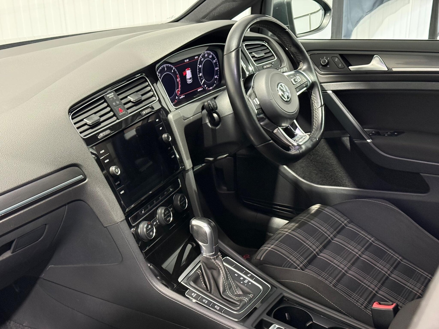 Used Volkswagen Golf 2017 for sale - 76942357: Photo 32