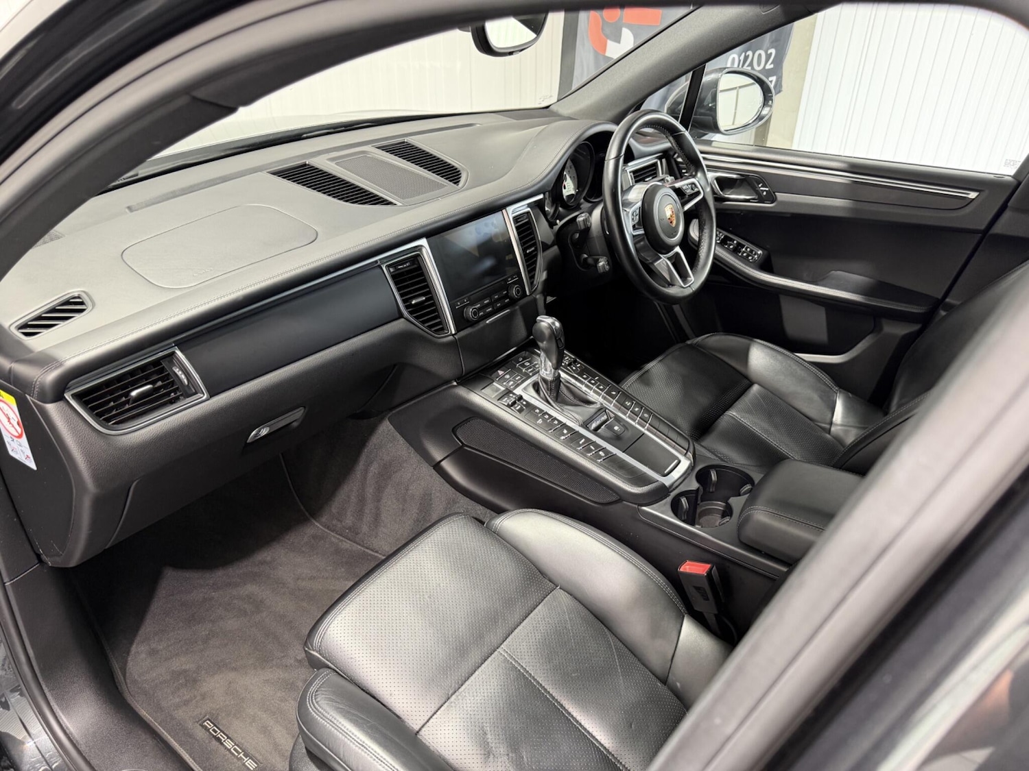 Used Porsche Macan 2017 for sale - 78184477: Photo 3