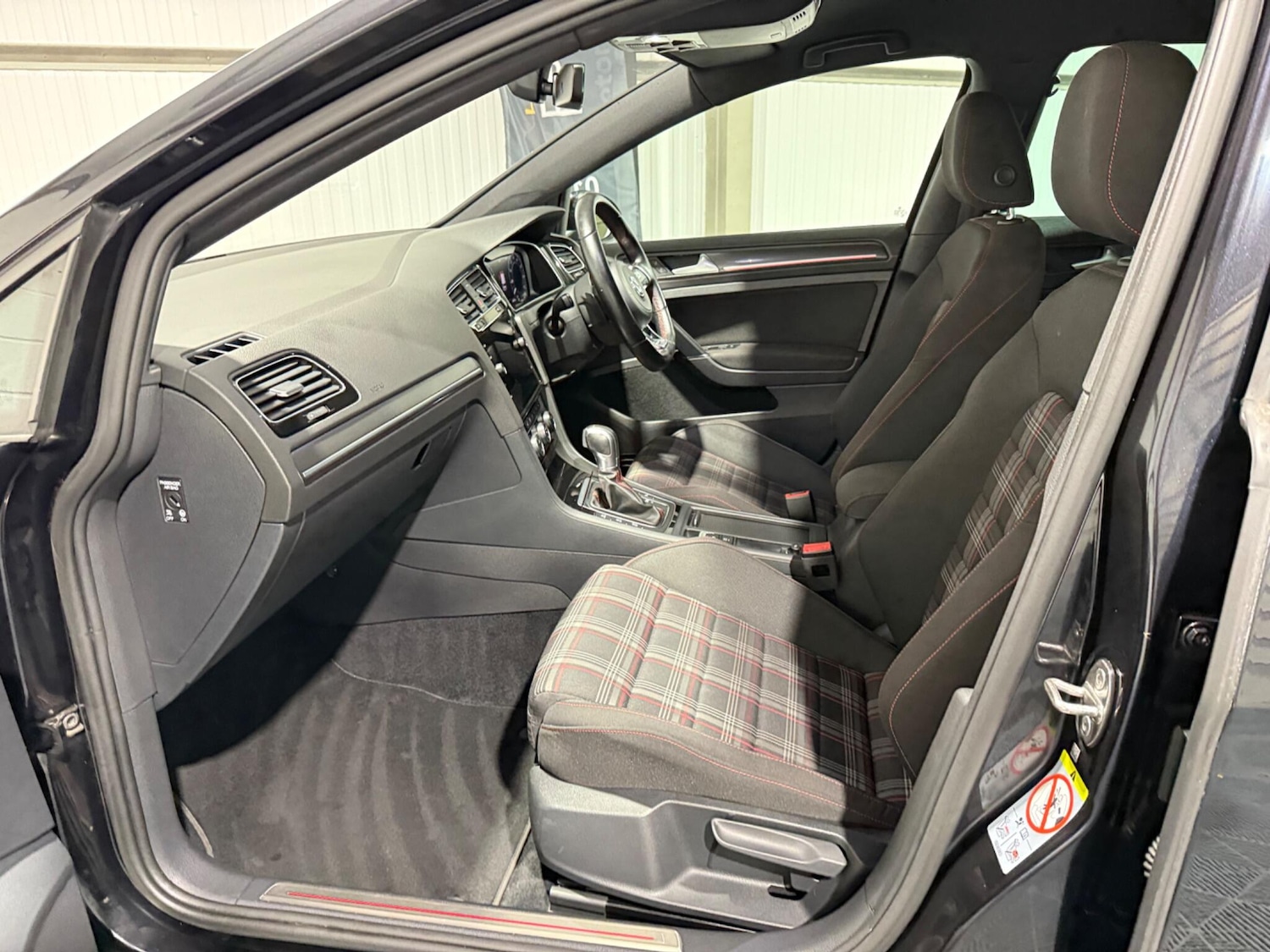 Used Volkswagen Golf 2017 for sale - 76832532: Photo 67