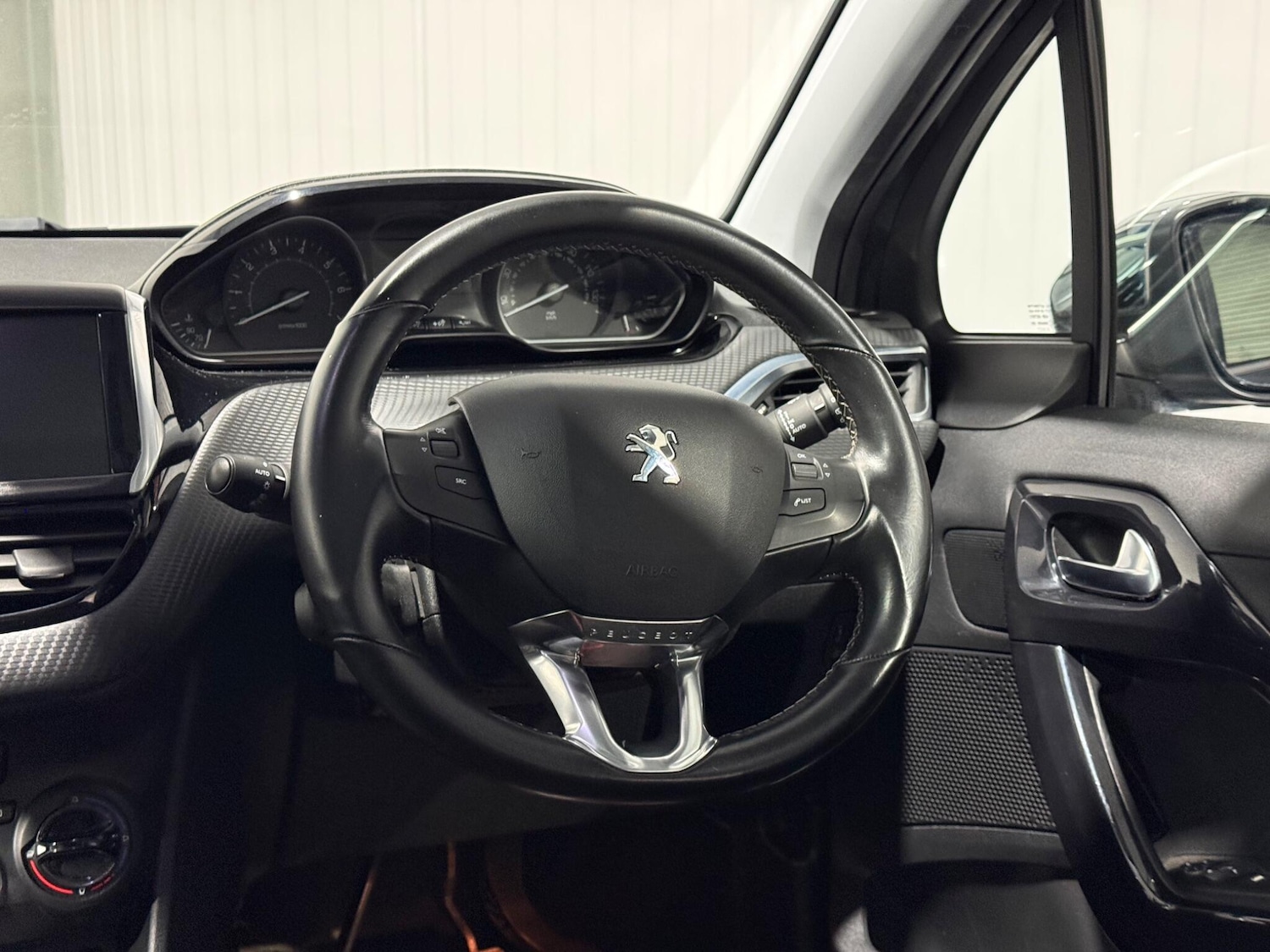 Used Peugeot 208 2017 for sale - 77478970: Photo 53