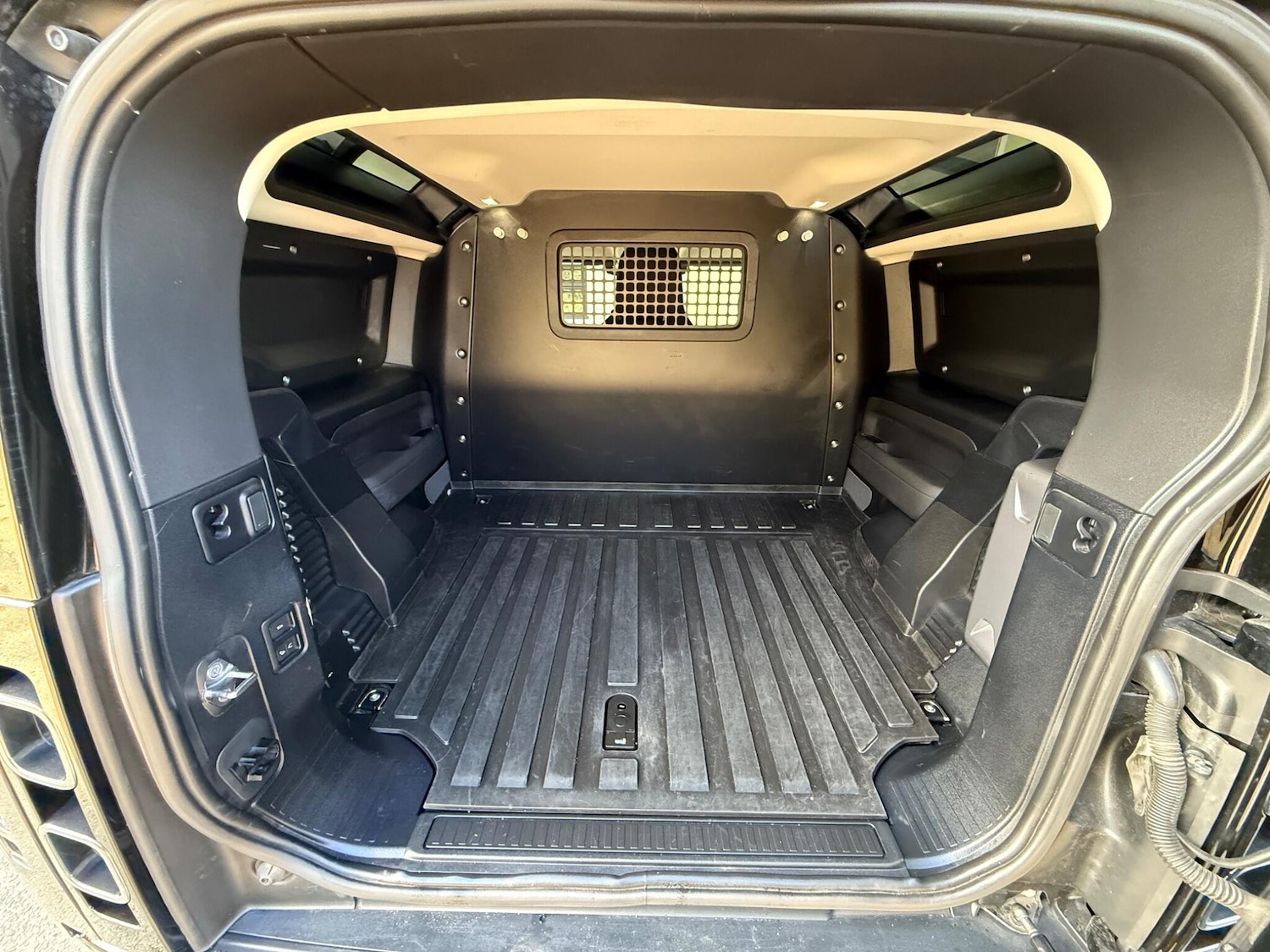 Used Land Rover Defender 90 2021 for sale - 76398461: Photo 43