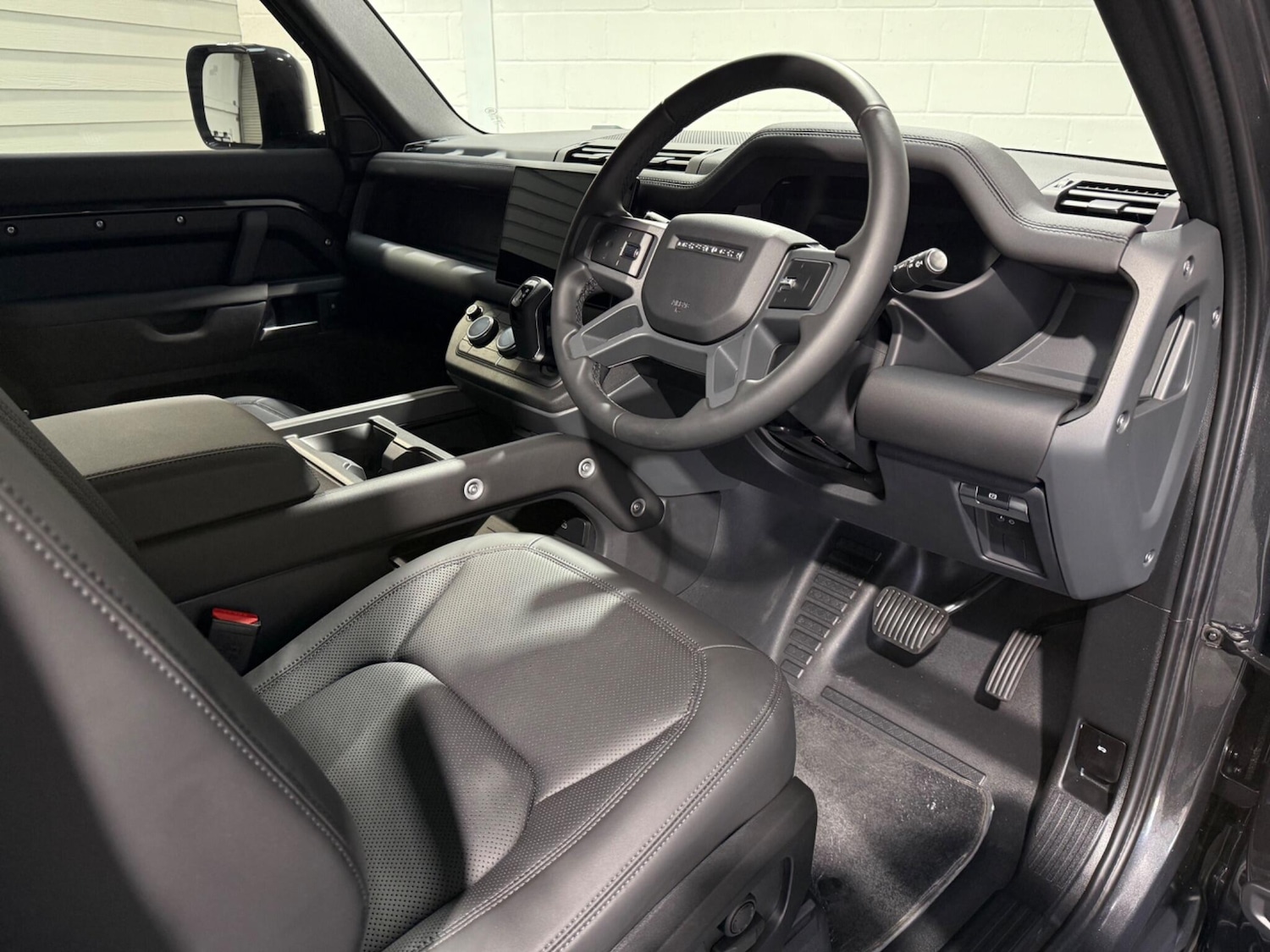 Used Land Rover Defender 2025 for sale - 76832230: Photo 2